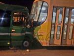 В жуткой аварии с участием трамвая и маршрутки в Москве погибла женщина
