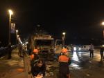 В Киеве на мосту Патона полностью сгорел грузовик