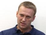 Неизвестные забросали Навального презервативами в Новосибирске