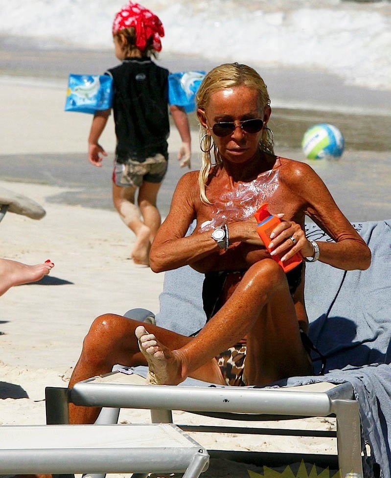 Голая Донателла Версаче на пляже повергла всех в шок (ФОТО) .